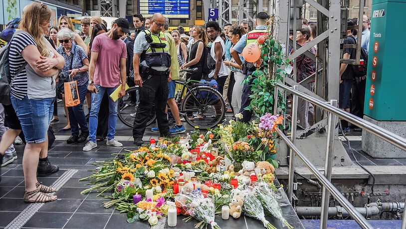 Anteilnahme und Fassungslosigkeit am Frankfurter Bahnhof: Blumen, Kerzen und Teddybären erinnern an den Achtjährigen, der vor einen ICE gestossen und getötet wurde.