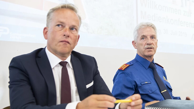 Der mutmassliche Täter war in psychiatrischer Behandlung: Bruno Keller (rechts), stellvertretender Kommandant der Kantonspolizei, und Staatsanwalt Thomas Brändli informieren über den Vorfall am Frankfurter Bahnhof.