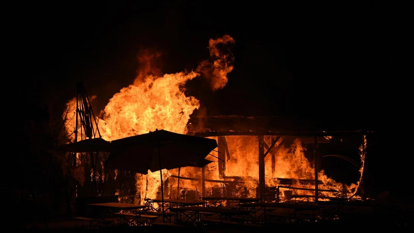 Beim Brand Ende Juni auf dem Bächlihof brennt ein Holzunterstand ab. 