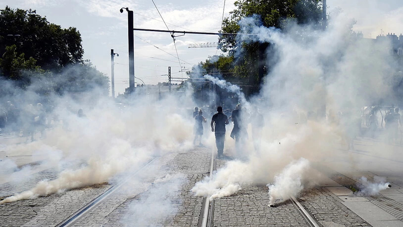 Die Polizei geht mit Tränengas gegen die Demonstrierenden in Nantes vor.