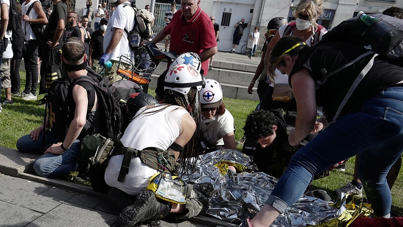 Erste Hilfe für verletzte Demonstranten in Nantes.