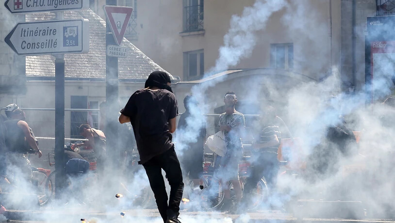Die Polizei feuert Tränengas auf Demonstrierende in Nantes.