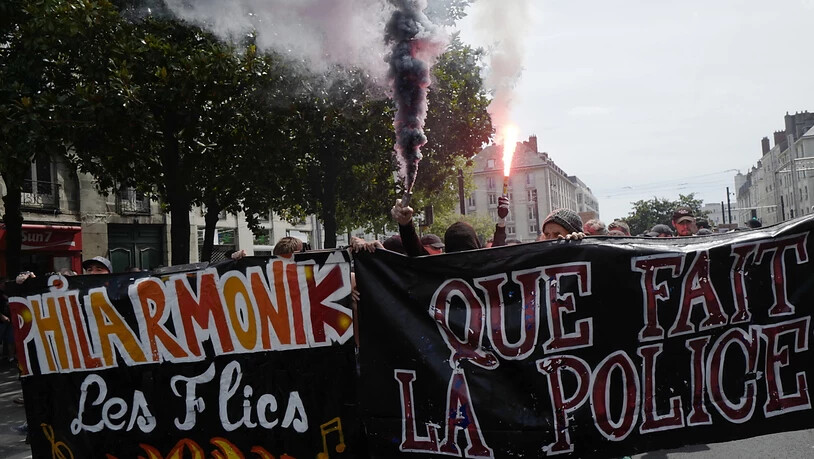 Der Demonstrationszug in Nantes protestiert gegen den Tod eines Mannes.