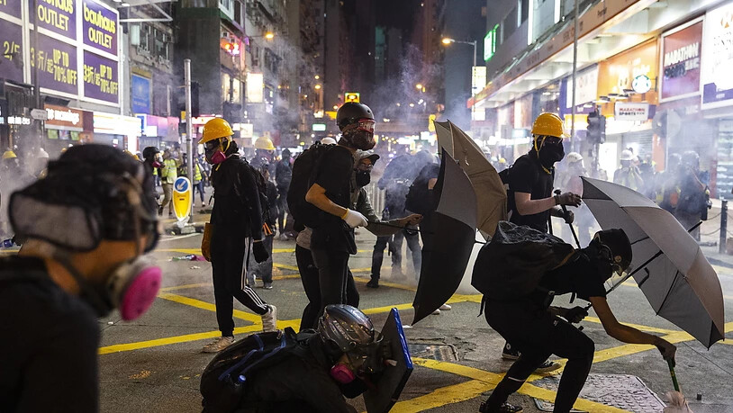 In Hongkong wurden am Sonntag erneut zahlreiche Personen festgenommen - am Montag gab es zudem ein Verkehrschaos.