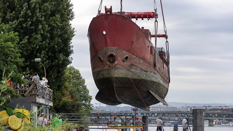 Das Leuchtfeuerschiff "Gannet" wird mit einem Kran aus dem Rhein gehoben, am Klybeckquai in Basel, am Dienstag, 6. August 2019. Es soll als Räumlichkeit für Veranstaltungen des Zwischennutzungsprojekts Holzpark dienen.