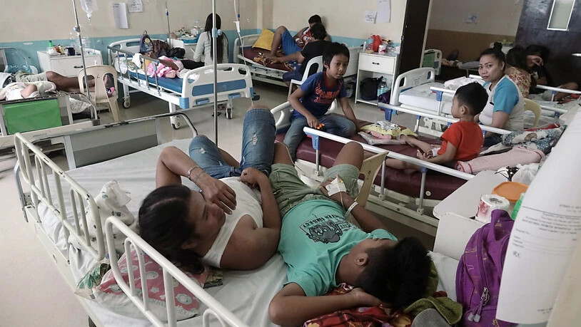Dengue-Patienten werden in einem Spital auf den Philippinen behandelt. Nach mehr als 600 Toten durch das Dengue-Fieber hat die Regierung den Notstand erklärt. (Archvbild)