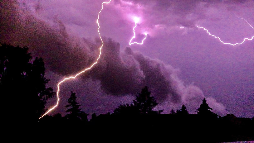 Lichtspiel am Nachthimmel: In der Nacht auf Dienstag haben sich allein im Kanton Thurgau rund 3000 Blitze entladen. Im Verlauf des Tages sorgten die Blitze zudem für Unruhe im Flugverkehr. (Symbolbild)
