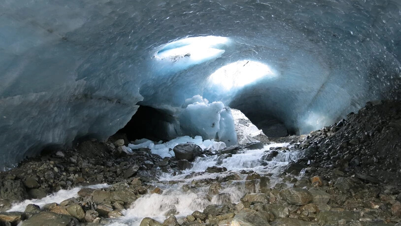 In dieser Eisgrotte wurde der Leichnam eines seit Februar vermissten Mannes gefunden.
