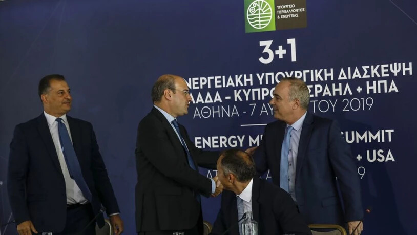 Der griechische Umwelt- und Energieminister Kostas Hatzidakis (2.v.l.) begrüsst den israelischen Energieminister Yuval Steinitz (rechts). Der US-Vize-Staatssekretär Frank Fannon (2.v.r.) und der zyprische Energieminister Georgios Lakkotrypis schauen…
