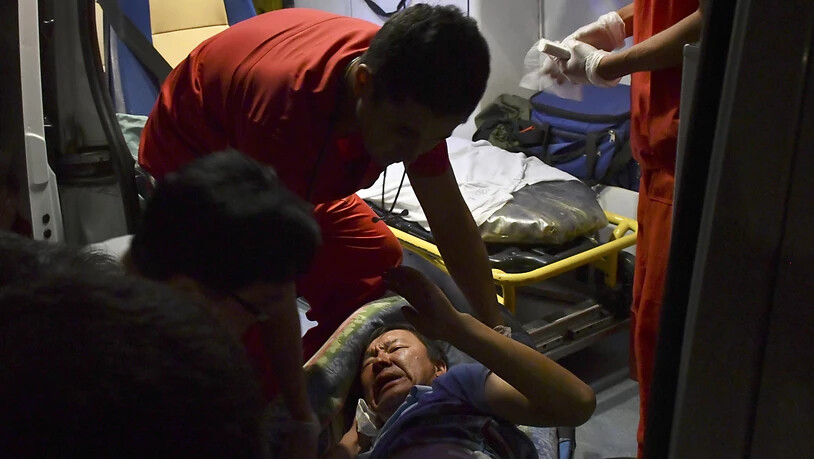 Bei Ausschreitungen in der zentralasiatischen Ex-Sowjetrepublik Kirgistan an der Grenze zu China wurden viele Menschen verletzt.
