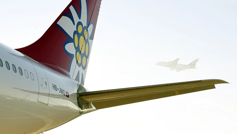 Ein Edelweiss-Flugzeug des Typs Airbus A340 wurde bei einer Kollision mit einem anderen Flugzeug am Boden am kanadischen Flughafen von Vancouver am Heck beschädigt. (Symbolbild)