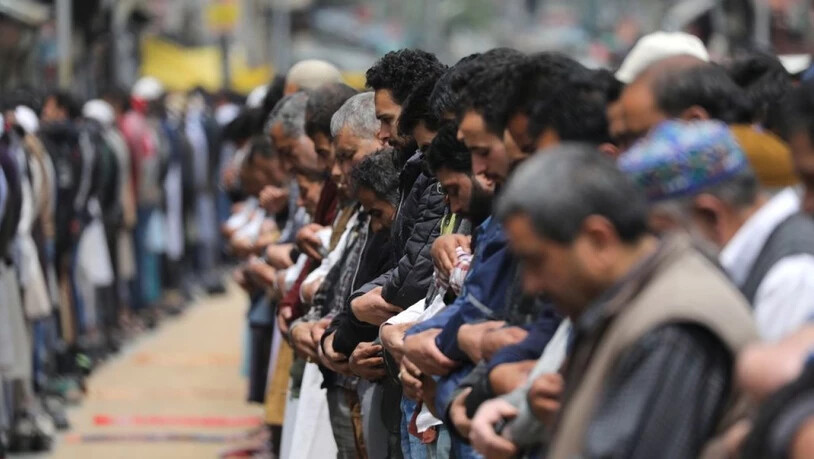 Muslime beten auf einer Strasse in Srinagar. (Archivbild)