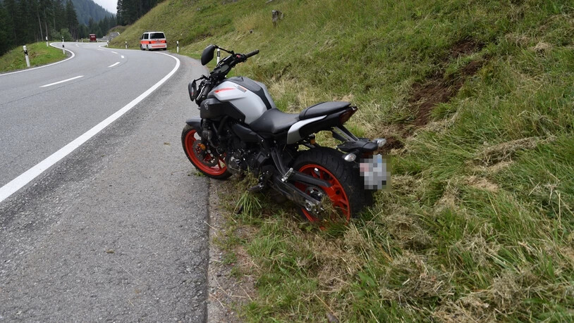 Der Töfffahrer wurde beim Unfall leicht verletzt.