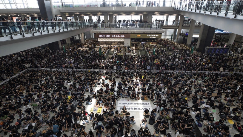 Tausende Demonstranten versammelten sich in der Abflug- und Ankunftshalle des internationalen Flughafens in Hongkong, um gegen die Regierung und die Polizeigewalt zu protestieren.