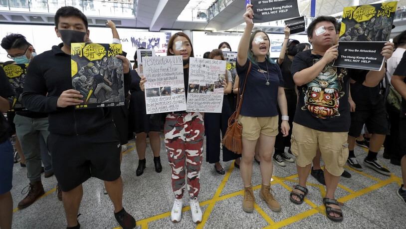 Wegen Protesten ist der Flughafen in Hongkong lahmgelegt.