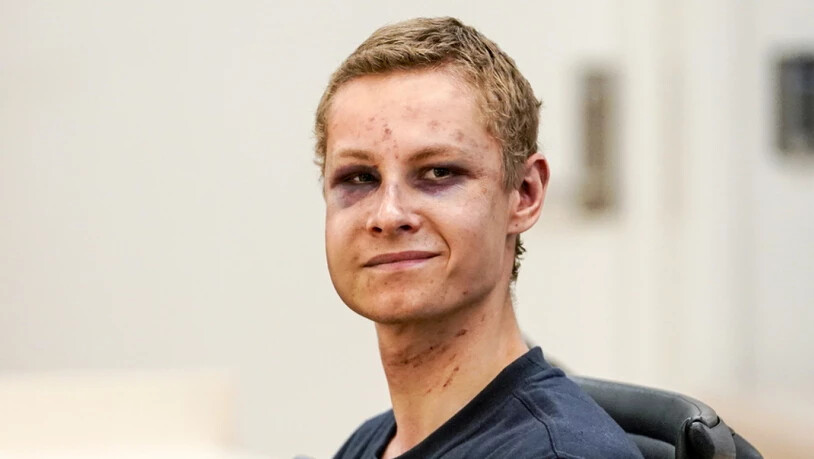Der 21 Jahre alte Tatverdächtige am Montag vor Gericht in Oslo. Sein Gesicht wies zwei blaue Augen sowie mehrere Schrammen auf, die offenbar von der Auseinandersetzung in der Moschee herstammten. Dennoch lächelte er in Richtung der Kameras.