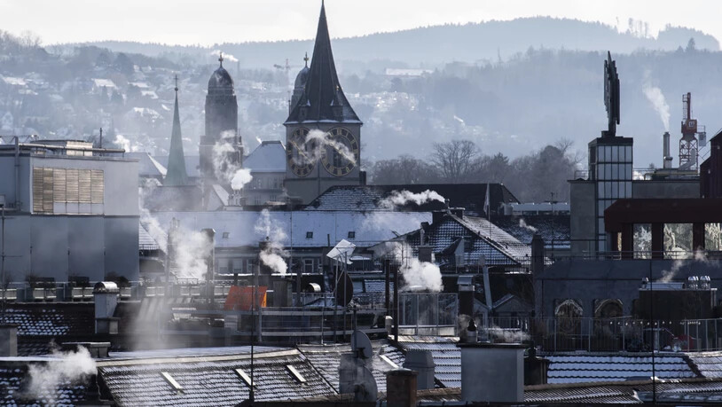 Rauch steigt aus Stadtzürcher Kaminen: Der WWF Schweiz sieht bei der Gebäude-Energiepolitik der Kantone Nachholbedarf. (Themenbild)