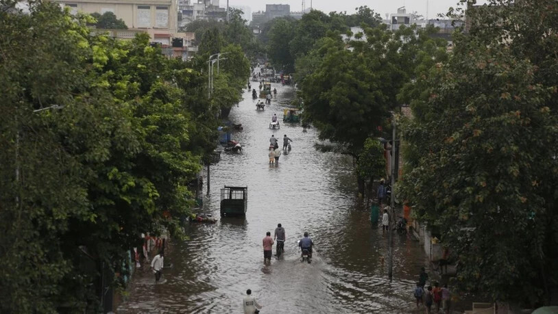 Eine überschwemmte Strasse in Ahmadabad im indischen Bundesstaat Gujarat. (Archivbild)