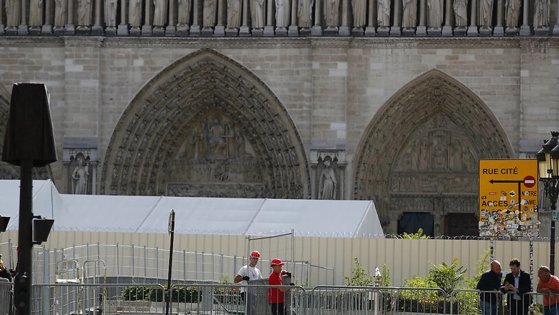 Arbeiter am Dienstag beim Aufbauen von Zäunen, die den Zutritt zu einem ersten Bereich vor der Kathedrale versperren.
