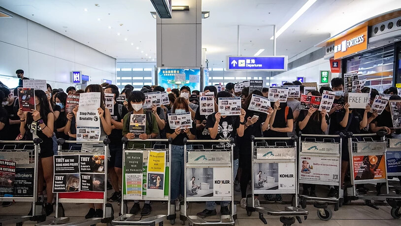 Protestierende blockieren am Dienstag am Hong Kong Chek Lap Kok International Airport den Abflugsektor am Terminal 2.
