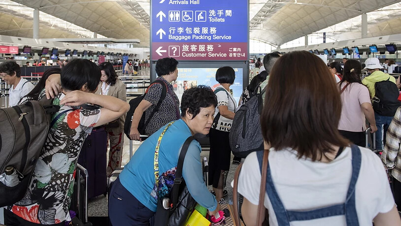 Anstehen am Check-In-Schalter: Am Hongkonger Flughafen wurde der Betrieb wieder aufgenommen.