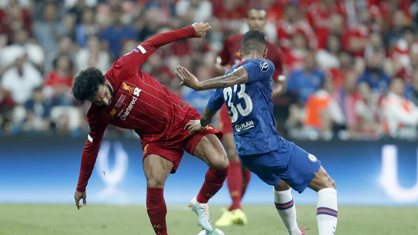 Liverpools Superstar Mohamed Salah (links) und Chelseas Verteidiger Emerson schenken sich hier nichts