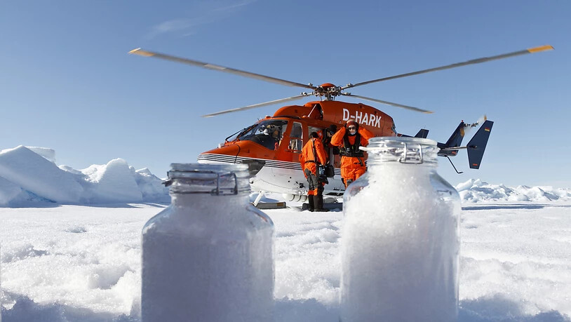 Wissenschaftler des Alfred-Wegener-Instituts nutzen die Bordhelikopter des Forschungseisbrechers Polarstern, um Schneeproben auf dem Meereis zu nehmen. Selbst in der Arktis enthält der Schnee Mikroplastik.