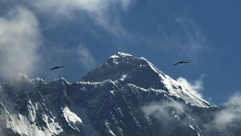 Wer auf den Mount Everest möchte, muss davor wohl bald mindestens einen 6500-Meter-Gipfel bezwungen haben. Das nepalesische Tourismusministerium plant diese und andere Sicherheitsmassnahmen. (Archivbild(