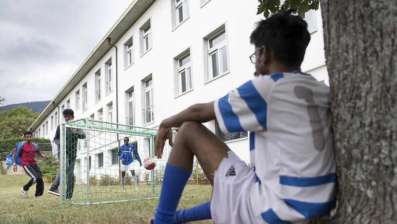 Flüchtlinge beim Fussballspiel in einem Asylzentrum. Die Asylgesuche in der Schweiz gingen im ersten Halbjahr 2019 um 10 Prozent zurück. (Archivbild)