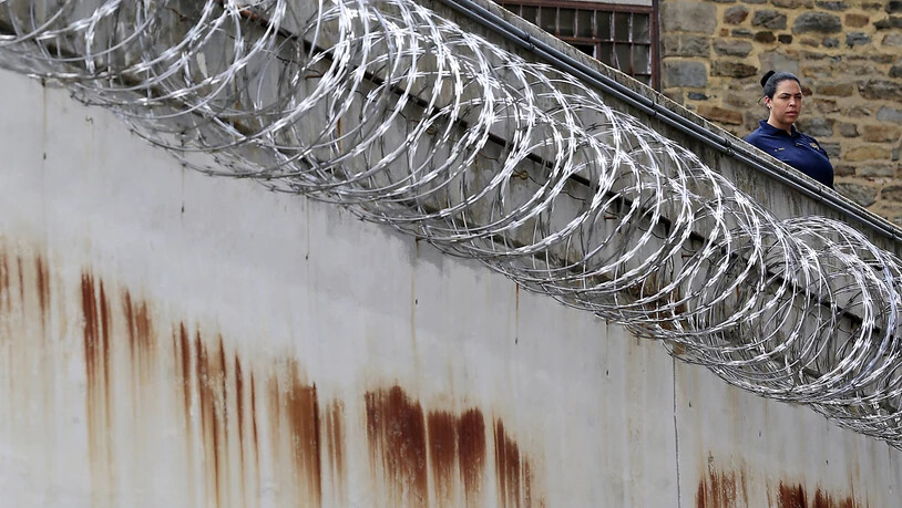 In der westdeutschen Stadt Bochum ist ein Häftling offenbar über die fünf Meter hohe Gefängnismauer geklettert. (Symbolbild)
