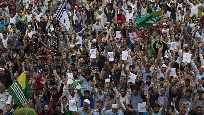 Muslime protestieren nach dem Freitagsgebet in Srinagar.