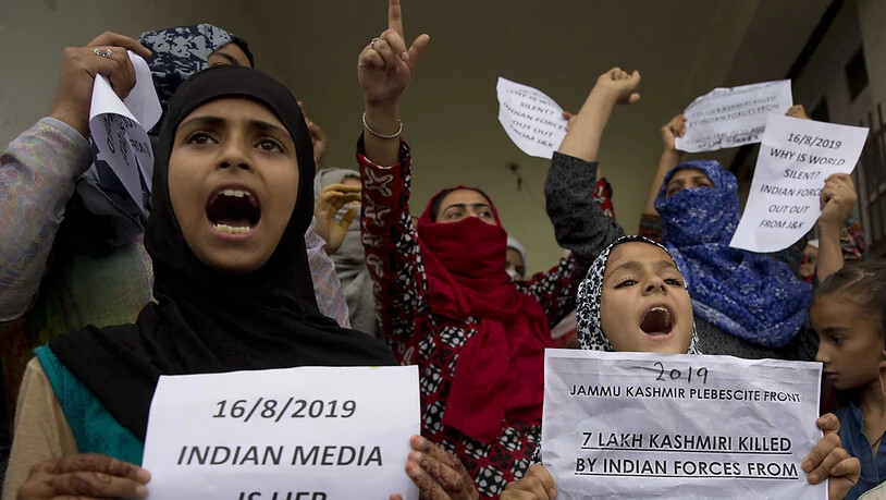 Junge Musliminnen demonstrieren in Srinagar.