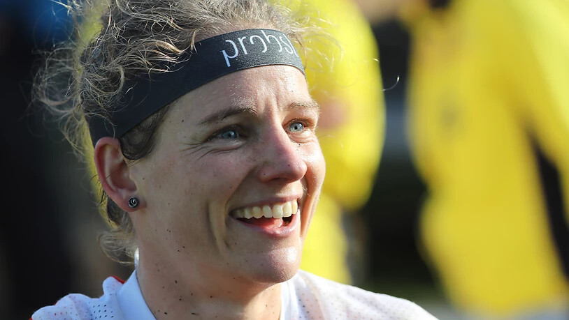 Die Startläuferin Sabine Hauswirth lächelt in die Kamera.