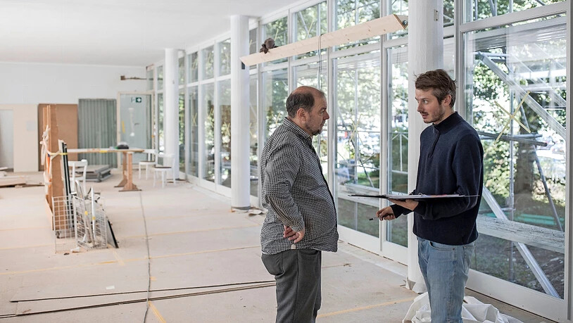 Maximilian Fink und Kaspar Marti diskutieren Baufragen.