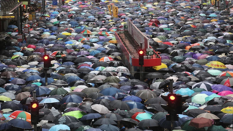 Erneut sind in Hongkong Hunderttausende von Menschen auf die Strasse gegangen, um gegen die pro-chinesische Regierung zu protestieren.
