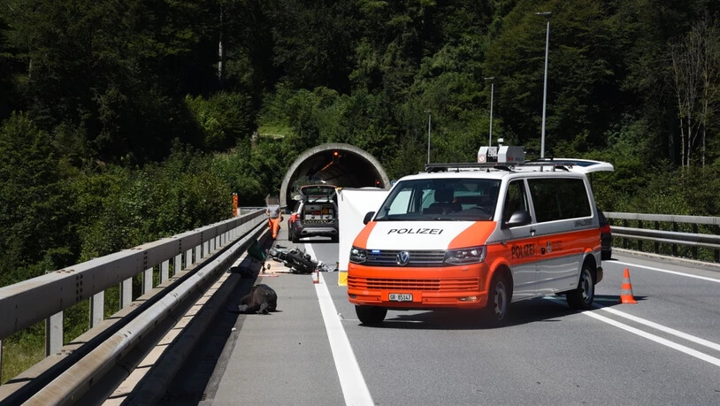 Bei einem schweren Verkehrsunfall im Bündnerland ist eine Soziusfahrerin verstorben. Der Motorradfahrer wurde schwer verletzt.