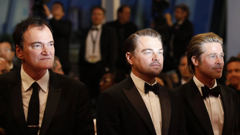 Regisseur Quentin Tarantino und die Schauspieler Leonardo DiCaprio sowie Brad Pitt (von links) stehen für "Once Upon A Time... In Hollywood". Der Film stürmte bereits am ersten Wochenende nach dem Start in der Schweiz die Kinocharts. (Archivbild)