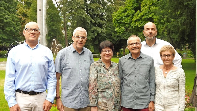 Gemeinderat René Schönfelder (von links), Martin Jenny, Sibylle Riem, Röbi Bleisch, Martin Bilger (Hauptabteilungsleiter) und Elsbeth Fischli posieren für ein Abschlussbild. Es fehlen Susi Marti Näf und Jean-Daniel Laurent.