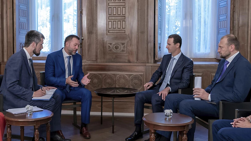 Der syrische Machthaber Baschar al-Assad (zweiter von rechts) bei einem Treffen mit einer russischen Delegation. Seine Truppen waren am Mittwoch in der Provinz Idlib in die Stadt Chan Schaichun eingerückt.  (Bild vom 20. August)