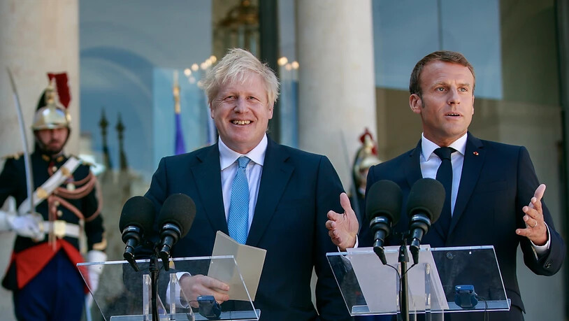 Der französische Präsident Emmanuel Macron (r) hat am Donnerstag in Paris nach einem Treffen mit Grossbritanniens Premierminister Boris Johnson Neuverhandlungen des britischen EU-Austrittsabkommens erneut eine Absage erteilt.
