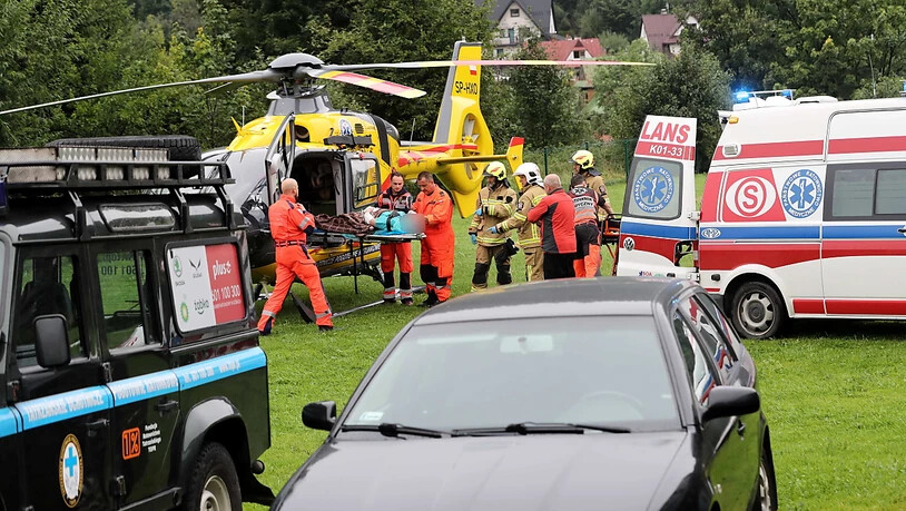 Durch Blitzeinschläge verletzte Touristen werden per Helikopter oder Ambulanz aus dem polnischen Teil des Tatra-Gebirges in ein Spital in Zakopane gebracht.