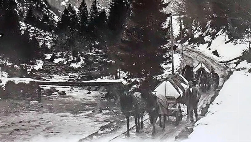 Das Eis wird mit grossen Sägen aus dem See geschnitten und anschliessend mit dem Pferdefuhrwerk ins Tal gebracht.