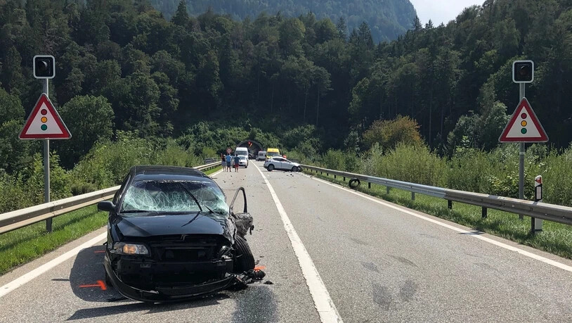 Ein Auto überschlug sich bei dem Unfall, bevor es wieder auf den Rädern landete.