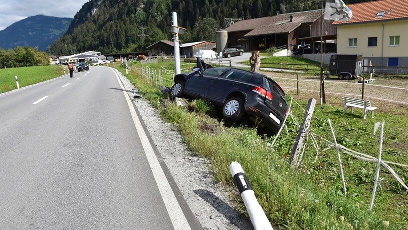 Der Lenker des Autos wurde leicht verletzt, das Auto ist Schrott.