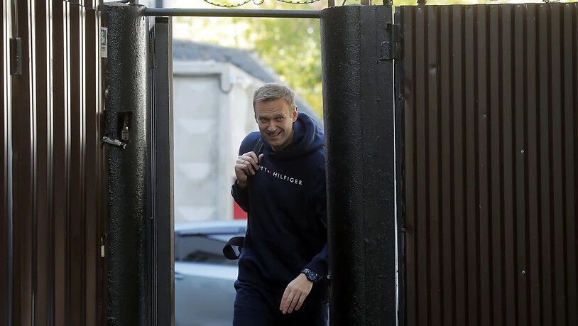 Der russische Oppositionspolitiker Alexej Nawalny verlässt nach einer 30-tägigen Haftstrafe das Gefängnis in Moskau.