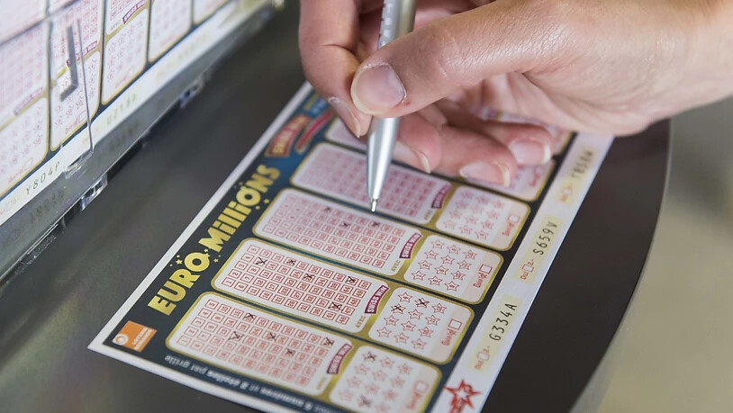 In der Schweiz wurden im letzten Jahr knapp 2,9 Milliarden Franken für Lotterien und Wetten ausgegeben. Am liebsten gezockt wird bei den Zahlenlottos "Euro Millions" und "Swiss Lotto". (Archivbild)