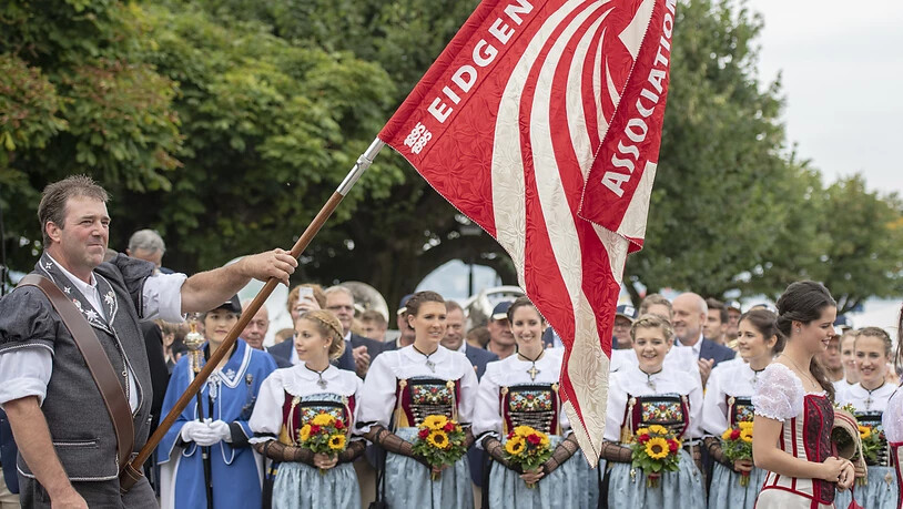Fahnengruss zum Festauftakt: Die Fahne des Schwingerverbands ist in Zug eingetroffen.