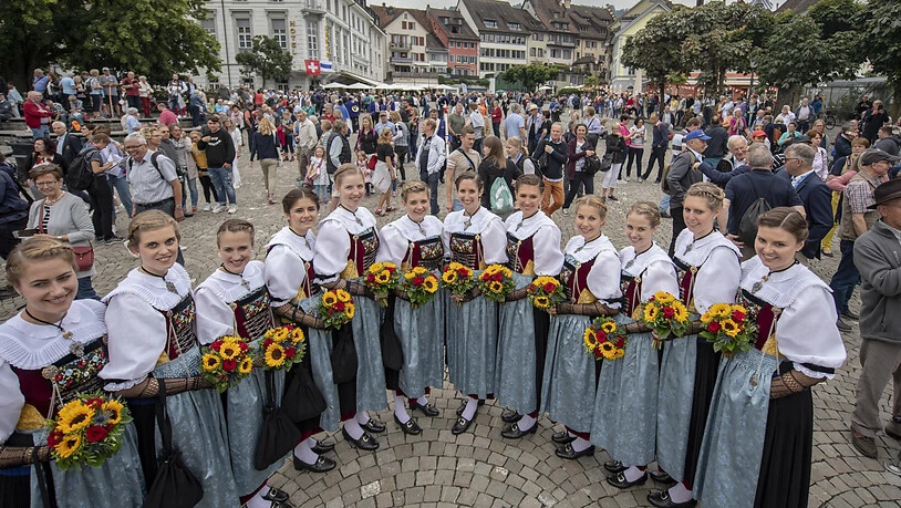 Die Ehrendamen posieren beim traditionellen Fahnenempfang der Verbandsfahne des Eidgenössischen Schwinger Verbands auf dem Landsgemeindeplatz in Zug.