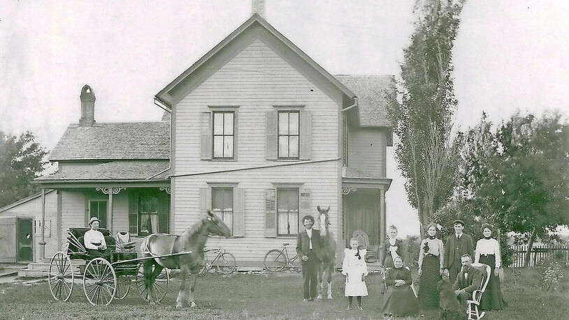 Old Schwander Name: Paul Zopfi und seine Familie lassen sich auf ihrem Heimwesen Elm Creek (Ulmenbach) in New Schwanden fotograf