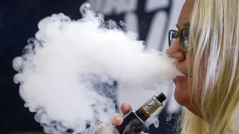 Die US-Gesundheitsbehörde registriert seit Ende Juni 193 Fälle von ungeklärten Atemwegserkrankungen bei E-Zigaretten-Konsumenten in 22 Bundessaaten. (Symbolbild)